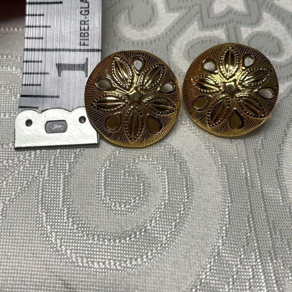 Vintage round clip on medallion earrings in gold tone about 1 inch diameter - Picture 6 of 6
